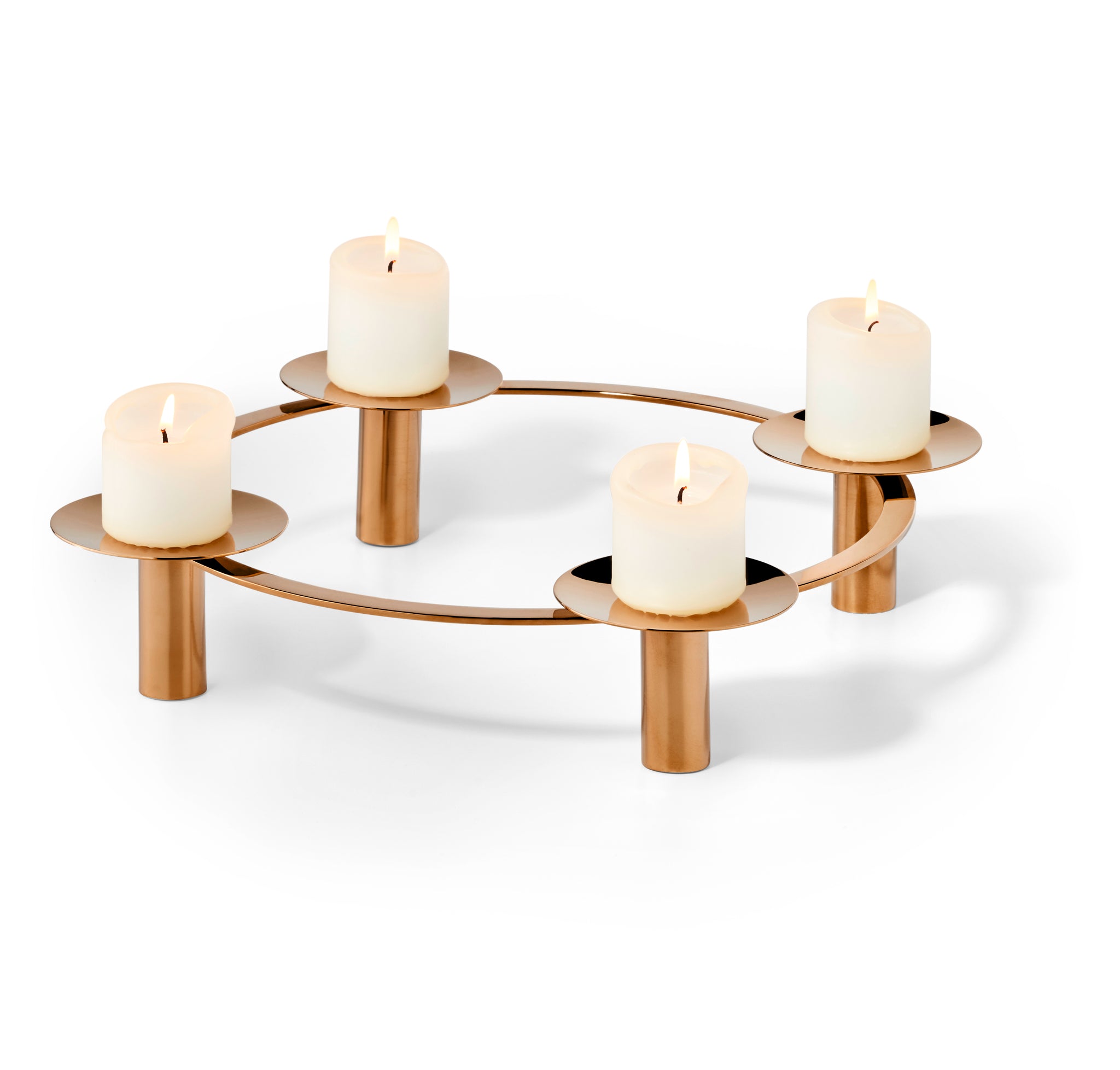 Moderner runder Kerzenhalter aus Bronze mit vier brennenden Stumpenkerzen auf weißem Hintergrund.