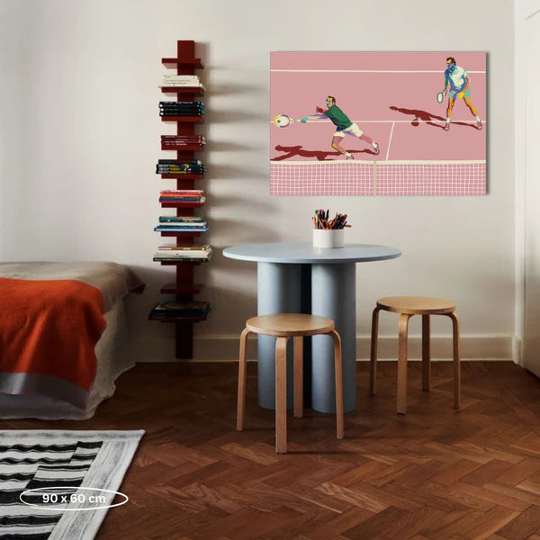 Moderner Wohnraum mit rundem Tisch, zwei Hockern, Wandgemälden von Tennisspielern und einem vertikalen Bücherregal.