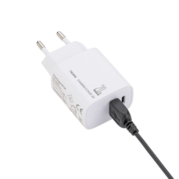 Ein weißes USB-Wandladegerät mit einem schwarzen Kabel, das in den Anschluss eingesteckt ist, wird vor einem schlichten Hintergrund gezeigt.