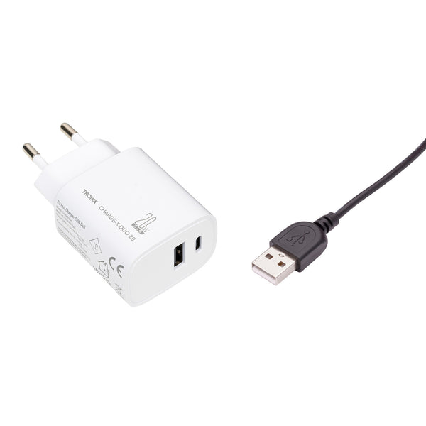 Weißes USB-Wandladegerät mit europäischem Stecker und einem schwarzen USB-Kabel daneben auf weißem Hintergrund.