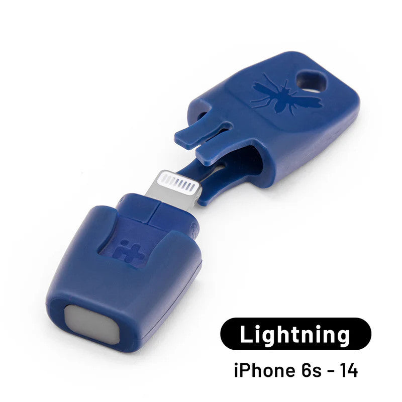 Der Insektenstichheiler heat it classic Lightning ist ein blauer Adapter für iPhone 6s bis 14 mit Schutzhülle und Schlüsselanhänger-Loch.