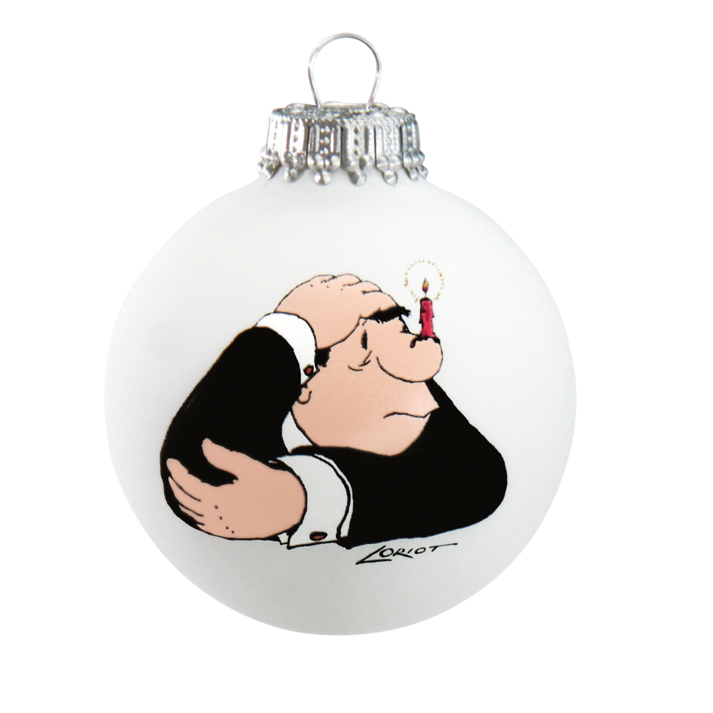 Weißes Glasornament aus dem Set „Loriot: 6 Weihnachtsbaumkugeln mit Künstlermotiven“, das einen Comic-Mann im Anzug zeigt, der seinen Kopf hält und eine brennende Kerze auf seiner Nase balanciert.
