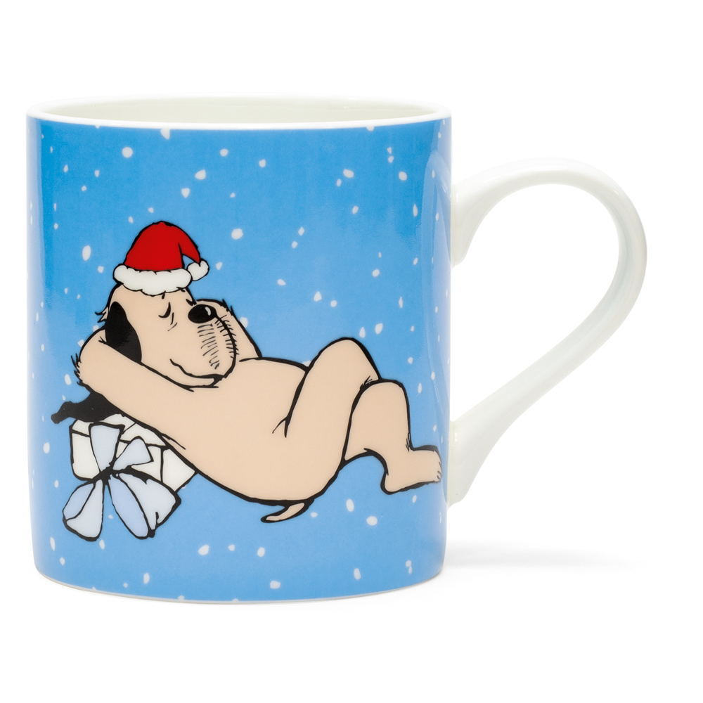 Set aus zwei „Loriot“-Tassen mit Weihnachtsmotiven: ein Cartoon-Hund mit Weihnachtsmannmütze, der auf einer Schleife inmitten von Schneeflocken liegt. Produktname: Loriot: 2 Becher "Weihnachtsfrau und Weihnachtswum" im Set.