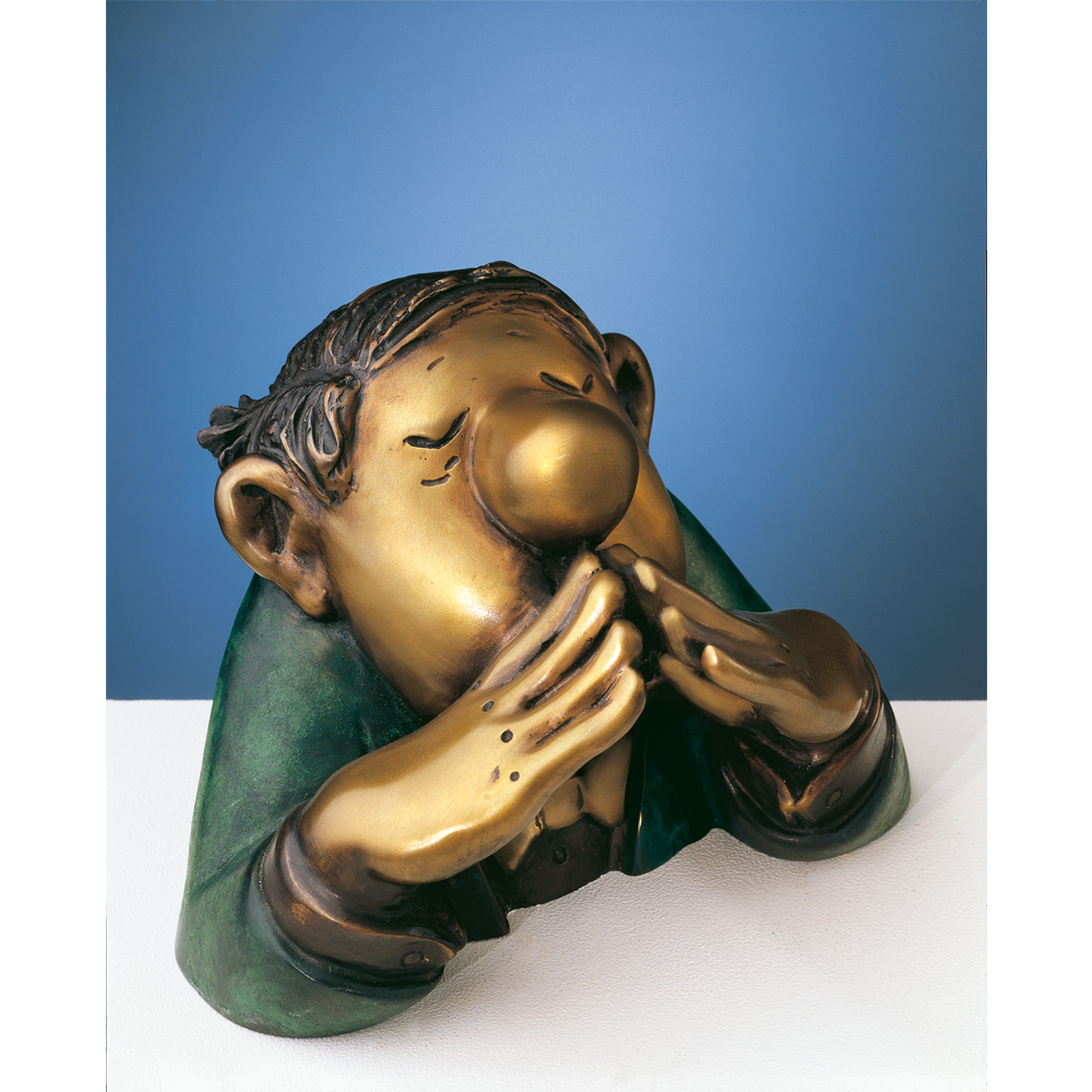Bronzeskulptur „Der Kenner“ von Loriot: eine Comicfigur mit großer runder Nase, die Hände vor dem Mund, als würde sie pfeifen, vor blauem Hintergrund.