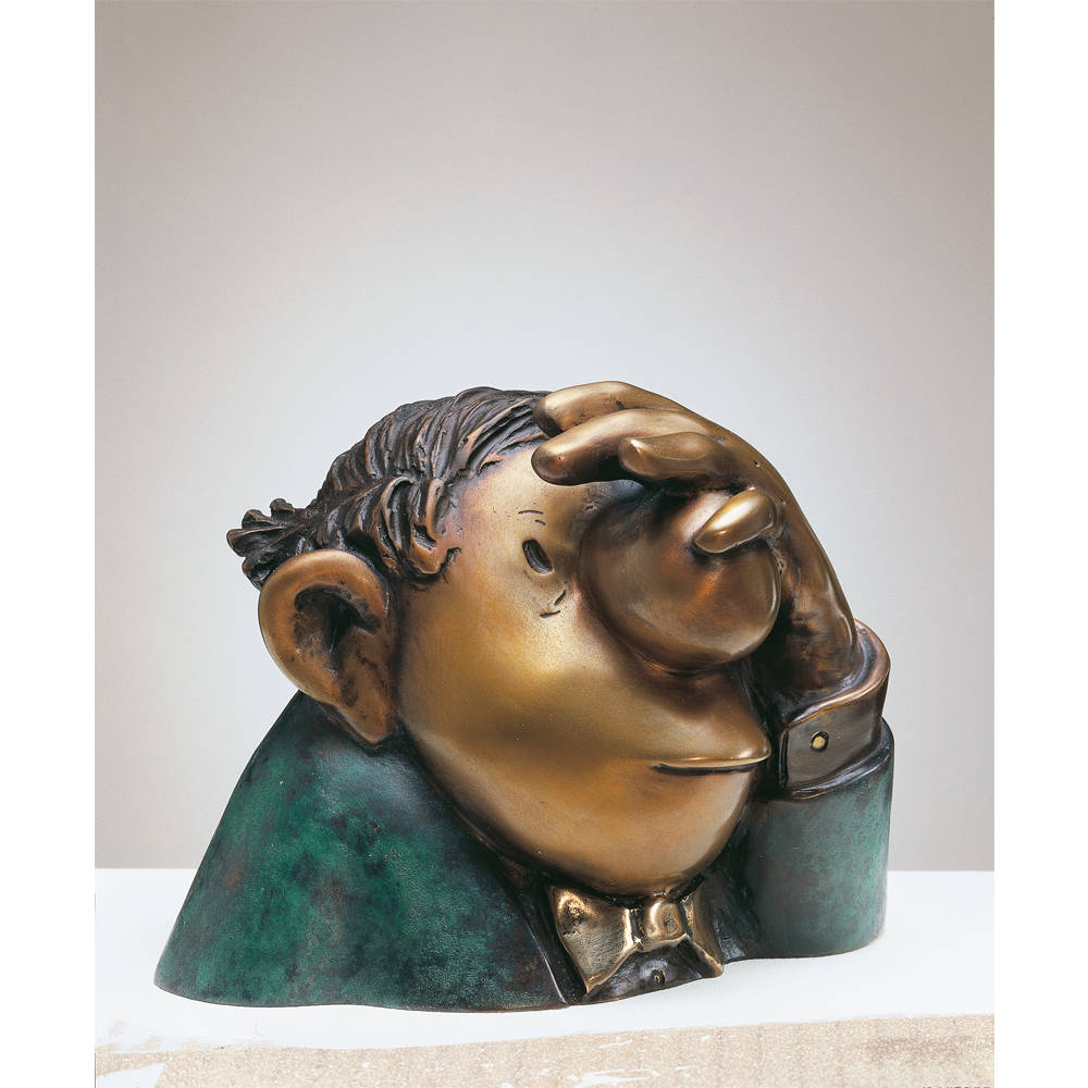 Bronzeskulptur „Der Optimist“ von Loriot, die einen Mann im Anzug zeigt, der in nachdenklicher Pose mit einer Hand seine Augen bedeckt.