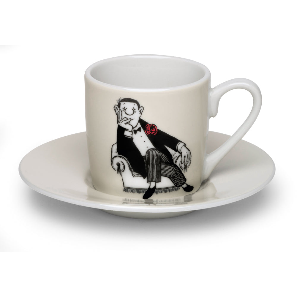 Set aus 4 Espressotassen und Untertassen aus Porzellan mit Künstlermotiven, darunter eines mit einem Mann im Smoking, der auf einem Stuhl sitzt und sein Kinn hält.