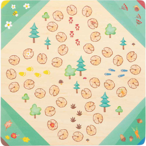 Ein Spielbrett mit illustrierten Tierspuren, Bäumen, Blumen und Pflanzen auf einem Holzquadrat, das von grünen Ecken begrenzt wird.