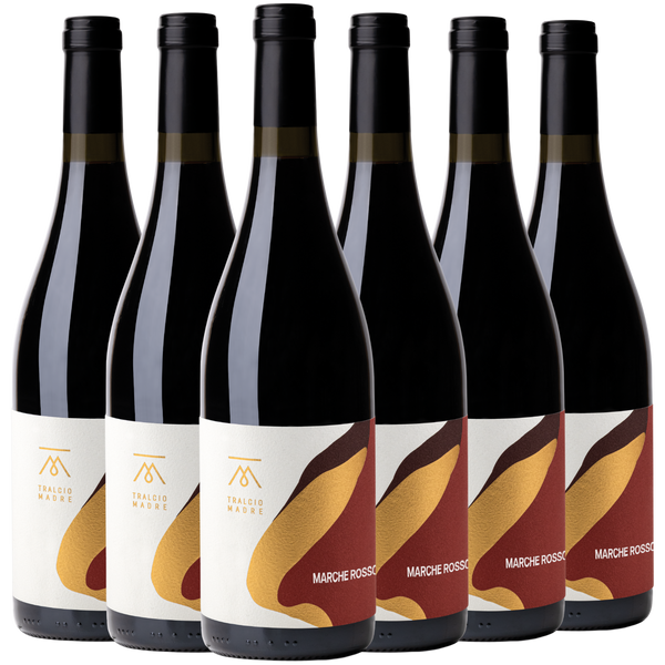 Sechs Flaschen Rotwein mit der Aufschrift "Marché Rosso" mit abstrakten roten und gelben Motiven auf weißen Etiketten.