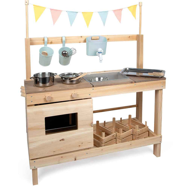 Holzspielküche mit Utensilien, Töpfen und Pfannen, Spüle, Ofen, Aufbewahrungskisten unten und bunten Wimpeln oben.