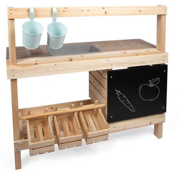 Ein hölzernes Spielküchen-Set mit hängenden Eimern, einer Metallspüle, Herdumrissen, Aufbewahrungskisten und einer Kreidetafel mit den Zeichnungen eines Apfels und einer Karotte.