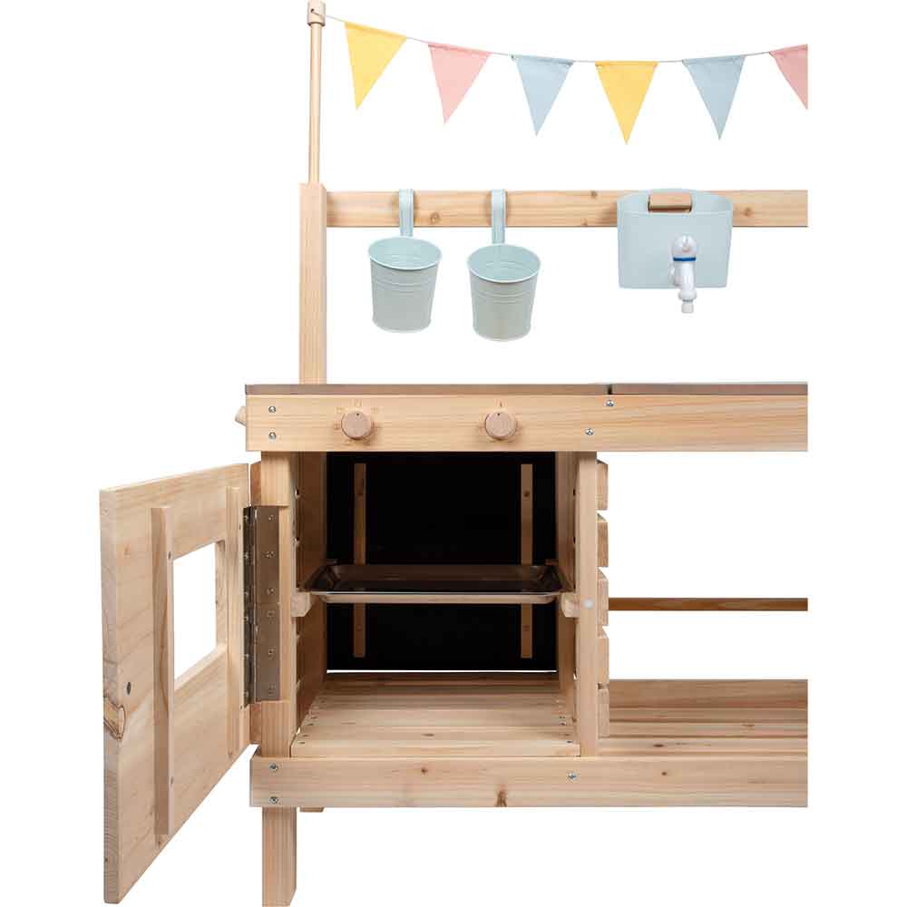 Eine hölzerne Spielküche mit offener Backofentür, Regalen, hängenden Metalleimern, einem Wasserhahn und pastellfarbenen Wimpelflaggen obenauf.