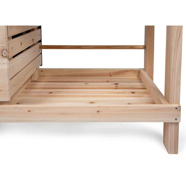 Nahaufnahme des unteren Regalbretts und der Beine einer Holzkonstruktion, die die natürliche Holzmaserung und die Metallschrauben an den Verbindungen zeigt.