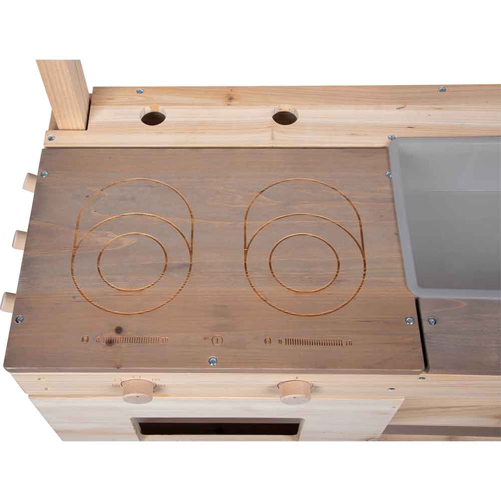 Holzarbeitsplatte für die Spielküche mit zwei geschnitzten Herdplatten, Bedienknöpfen und einem grauen Plastikbecken auf der rechten Seite.