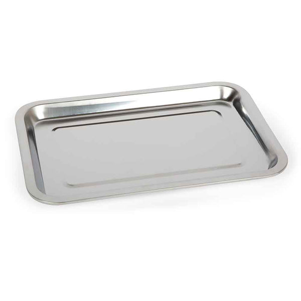 Ein rechteckiges Tablett aus rostfreiem Stahl mit erhöhten Rändern auf weißem Hintergrund.