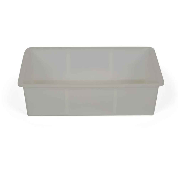 Ein rechteckiger, durchsichtiger Kunststoffbehälter mit hohen Seiten, von vorne gesehen vor einem weißen Hintergrund.