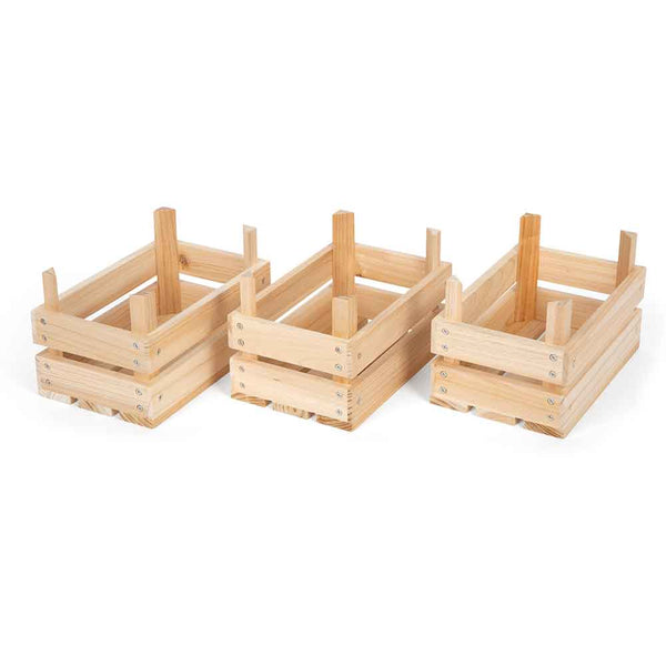 Drei leere, rechteckige Holzkisten mit vergitterten Seiten und offener Oberseite sind nebeneinander auf weißem Hintergrund angeordnet.