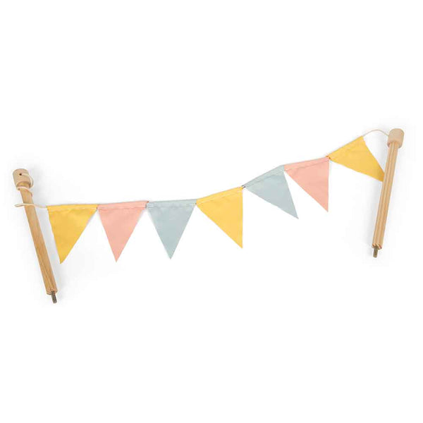 Eine Kette von pastellfarbenen dreieckigen Fahnen, die an zwei Holzstäben befestigt und in einem dekorativen Wimpel-Stil angeordnet sind.