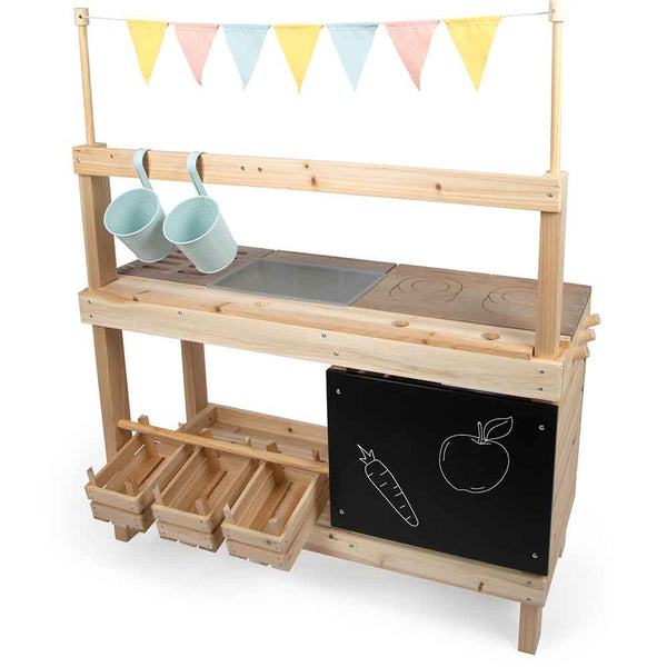 Eine hölzerne Spielküche mit einer Kreidetafel, vier Körben, zwei Hängetassen, Herdplatten und einer bunten dreieckigen Wimpelkette obenauf.
