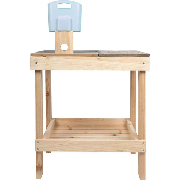 Eine hölzerne Spielküche mit einer unteren Ablage und einem grauen Kunststoffbehälter, der an einer Seite oben angebracht ist.