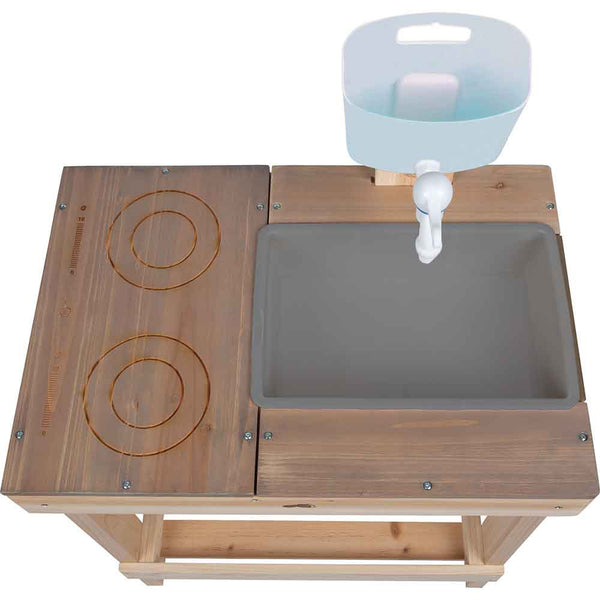 Holzspielzeugküche mit zwei Herdplatten auf der linken Seite, einer grauen Spüle in der Mitte und einem weißen Wasserhahn mit einem hellblauen Behälter auf der rechten Seite.
