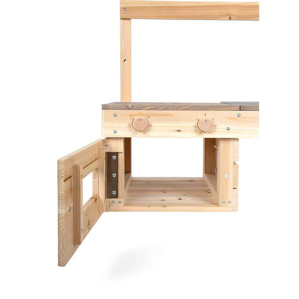 Eine hölzerne Spielküche mit einer offenen Backofentür, zwei Bedienknöpfen und einem oberen Regal, alles aus hellem Holz.