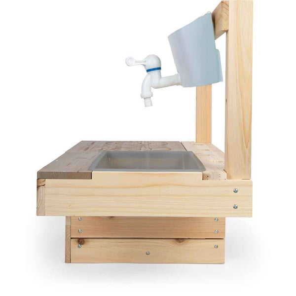 Seitenansicht einer hölzernen Spültischstation mit einem Kunststoffbecken und einem aufgesetzten weißen Wasserhahn.