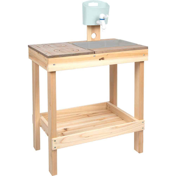 Spielküche aus Holz mit einer flachen Arbeitsfläche, einer Spüle und einem Wasserhahn aus Kunststoff sowie einer unteren Ablagefläche aus Latten.