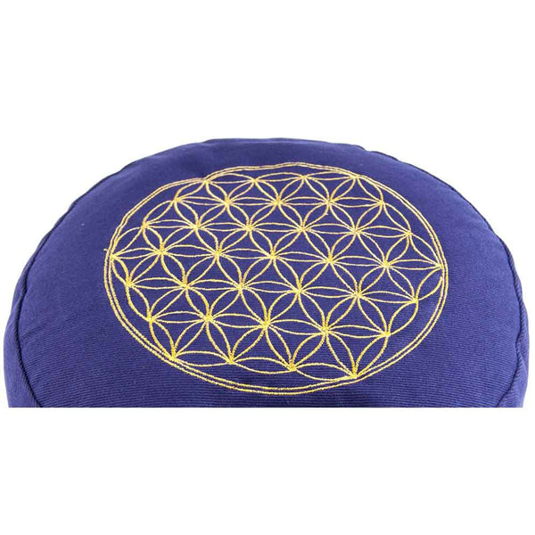 Rundes, dunkelblaues Kissen mit einem goldenen, geometrischen Lebensblumenmuster, das aufgestickt ist.