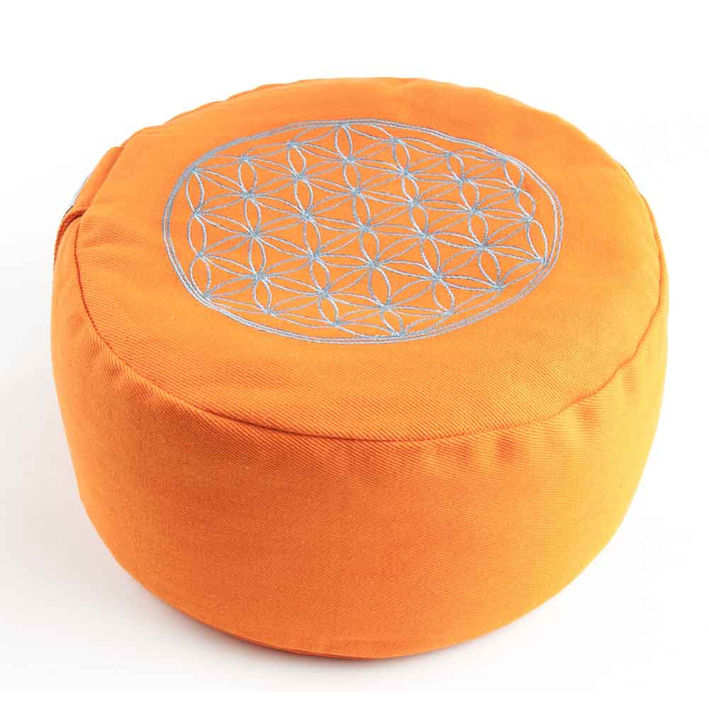 Rundes orangefarbenes Meditationskissen mit einem geometrischen Muster, das mit hellblauem Garn aufgestickt ist.