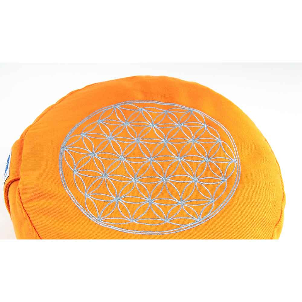 Rundes, orangefarbenes Kissen mit einem hellblauen, geometrischen Blumenmuster, das aufgestickt ist.