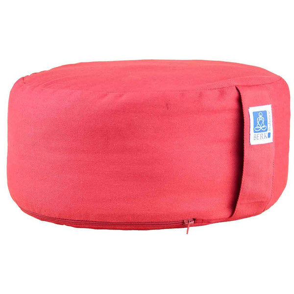 Ein rundes, rotes Meditationskissen mit einem Griff und einem kleinen blau-weißen Etikett an der Seite.