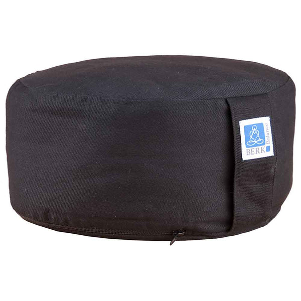 Ein rundes, schwarzes Meditationskissen mit einem blauen Berk-Markenschild und einem Reißverschluss an der Seite.