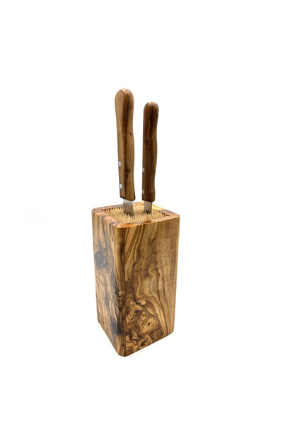 Ein Messerblock aus Holz mit zwei vertikal eingesetzten Messern, mit Holzgriffen und sichtbarer Maserung auf dem Block.