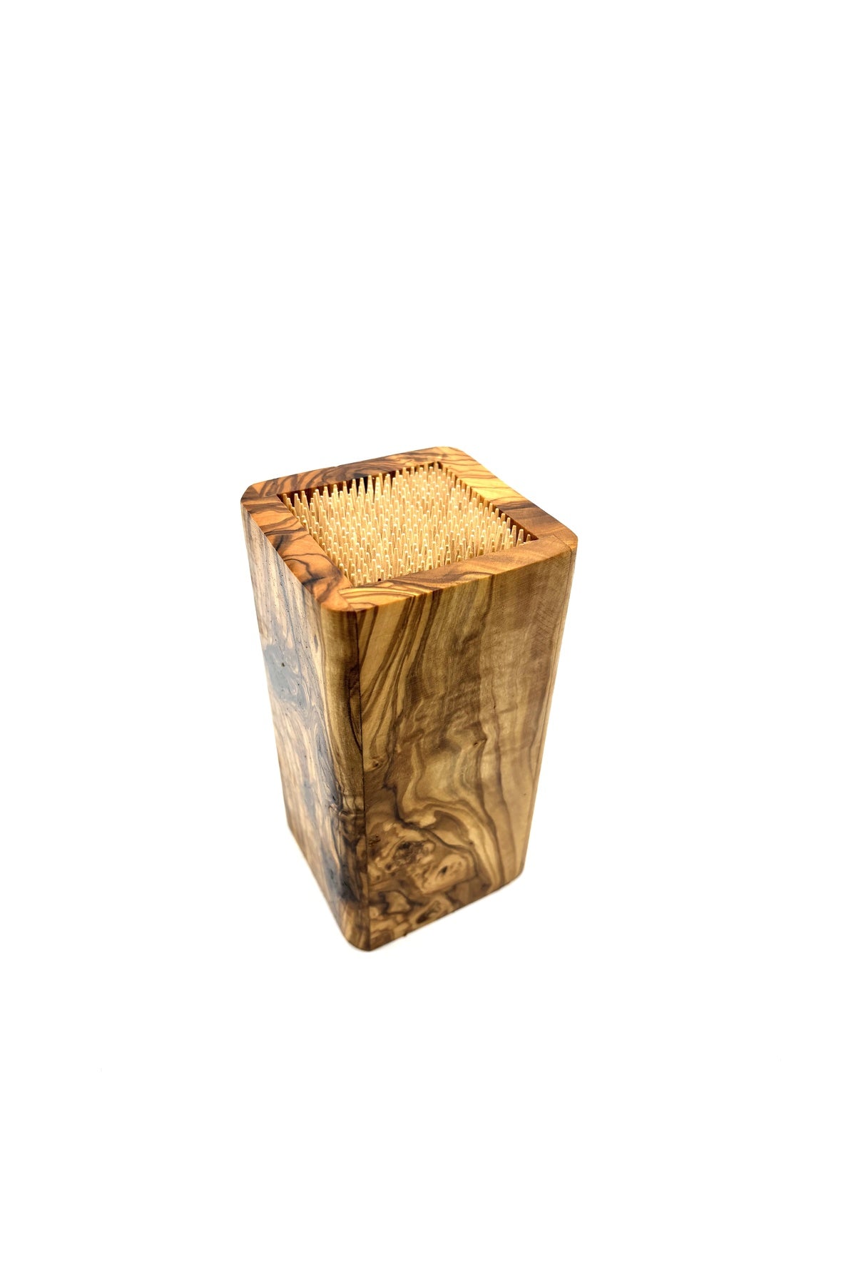 Ein rechteckiger Holzhalter mit einem aufrecht stehenden Bündel von Zahnstochern, fotografiert vor einem weißen Hintergrund.