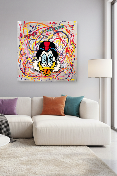 Das Kunstwerk, das Dagobert Duck mit Dollarzeichen-Augen zeigt, überlagert von einem Hintergrund aus Dollarscheinen und bunten Farbspritzern, mit dem Text GELD FÜR NICHTS am oberen Rand hängt in einem Wohnzimmer.