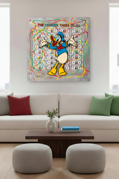 Eine Illustration von Donald Duck vor einem Hintergrund aus Dollarscheinen, bunten Luftschlangen und dem Schriftzug “THE WINNER TAKES IT ALL” (Der Gewinner bekommt alles) hängt in einem Wohnzimmer über der Couch.