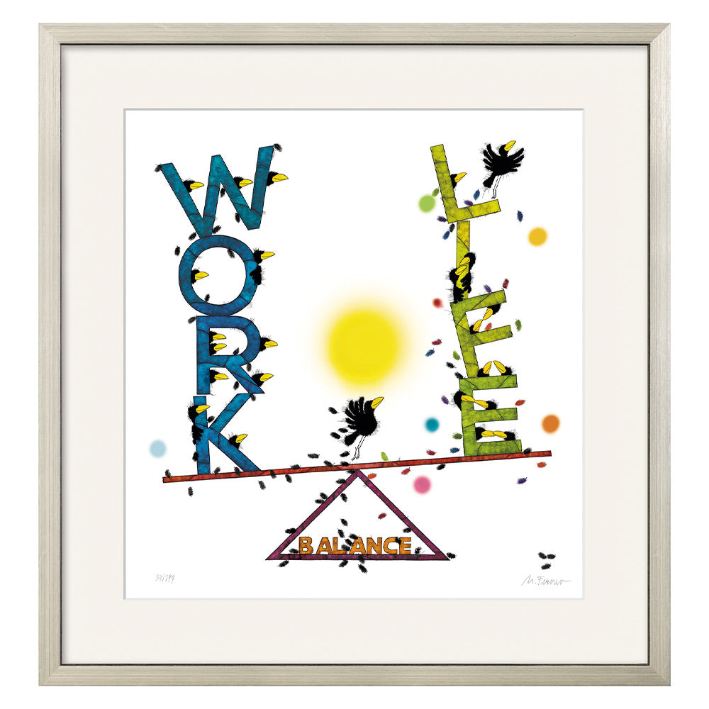 Michael Ferners Kunstwerk „Work Life Balance“ aus dem Jahr 2023 zeigt WORK und LIFE gestapelt auf einer Wippe mit der Aufschrift BALANCE, wobei Vögel auf den Buchstaben sitzen.