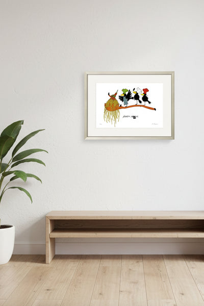 Ein gerahmter Kunstdruck hängt an einer weißen Wand über einer Holzbank; links davon steht eine Topfpflanze auf einem hellen Holzboden.