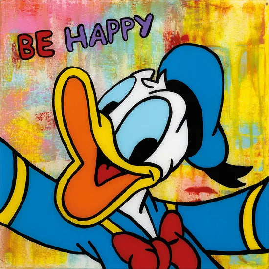 Donald Duck lächelt mit erhobenen Armen, trägt ein blaues Outfit, mit BE HAPPY Text über ihm auf einem bunten Hintergrund.