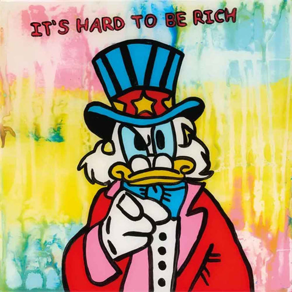 Cartoon-Ente Dagobert Duck in einem Anzug und Zylinder zeigt nach vorne mit ITS HARD TO BE RICH Text oben auf einem bunten Hintergrund.