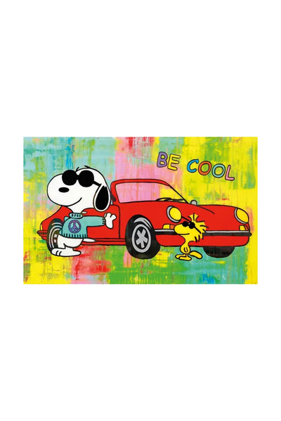 Snoopy, der eine Sonnenbrille und einen Pullover mit Friedenszeichen trägt, steht neben einem roten Auto mit Woodstock; über ihnen erscheinen die Worte BE COOL auf einem bunten Hintergrund.