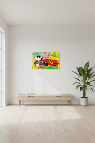 Ein minimalistisches Wohnzimmer mit einer langen Holzbank, einer Topfpflanze und einem bunten Cartoon-Kunstwerk mit einem roten Auto an der Wand.