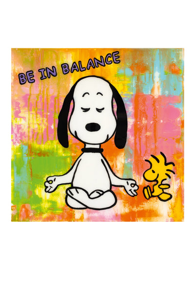 Snoopy sitzt im Schneidersitz mit geschlossenen Augen und meditiert neben Woodstock auf einem bunten, abstrakten Hintergrund mit dem Text BE IN BALANCE über ihnen.