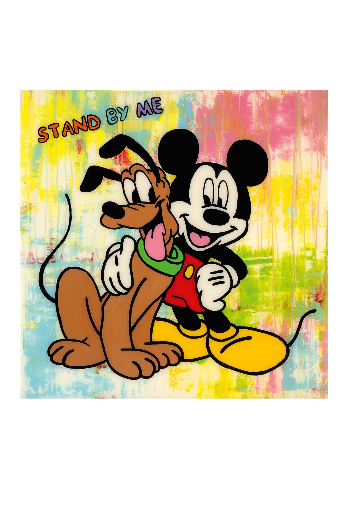 Mickey Mouse steht mit seinem Arm um Pluto vor einem farbenfrohen, abstrakten Hintergrund, über dem die Worte STAND BY ME zu lesen sind.