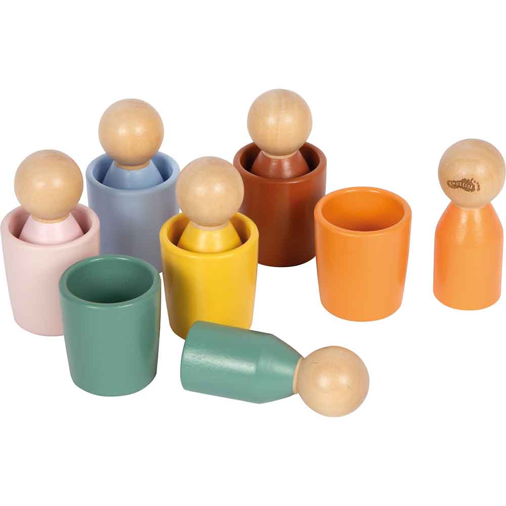 Sieben Holzpuppen in verschiedenen Farben, mit passenden zylindrischen Bechern, auf weißem Hintergrund.