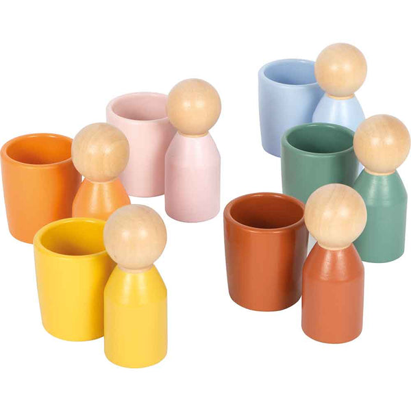 Sechs Paare von Holzpuppen und passenden Tassen in verschiedenen Farben, darunter gelb, rosa, blau, grün und orange, auf weißem Hintergrund.