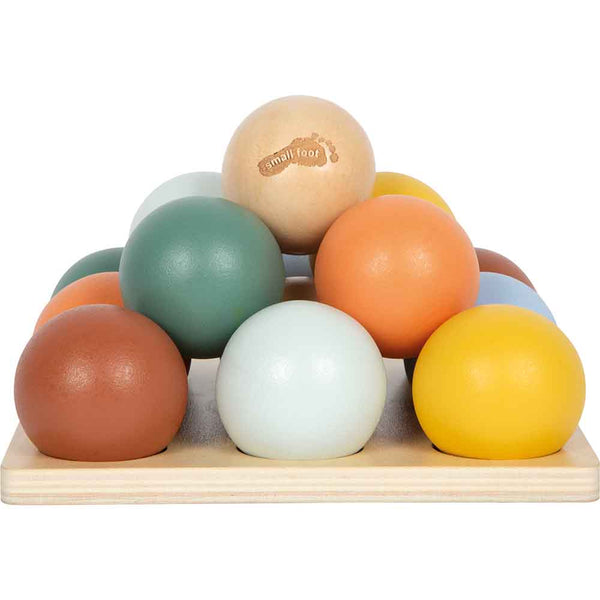 Ein Holzpuzzle mit 10 bunten, glatten Kugeln, die in einer Pyramide auf einer quadratischen Holzbasis angeordnet sind.