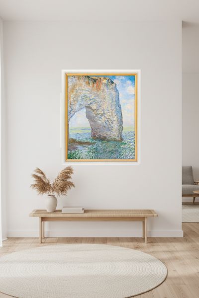 Das gerahmte Gemälde zeigt einen aus dem Meer aufsteigenden Felsenbogen an der Küste bei teilweise bewölktem Himmel im impressionistischen Stil - an einer Wand über einer Bank im Wohnraum hängend. 