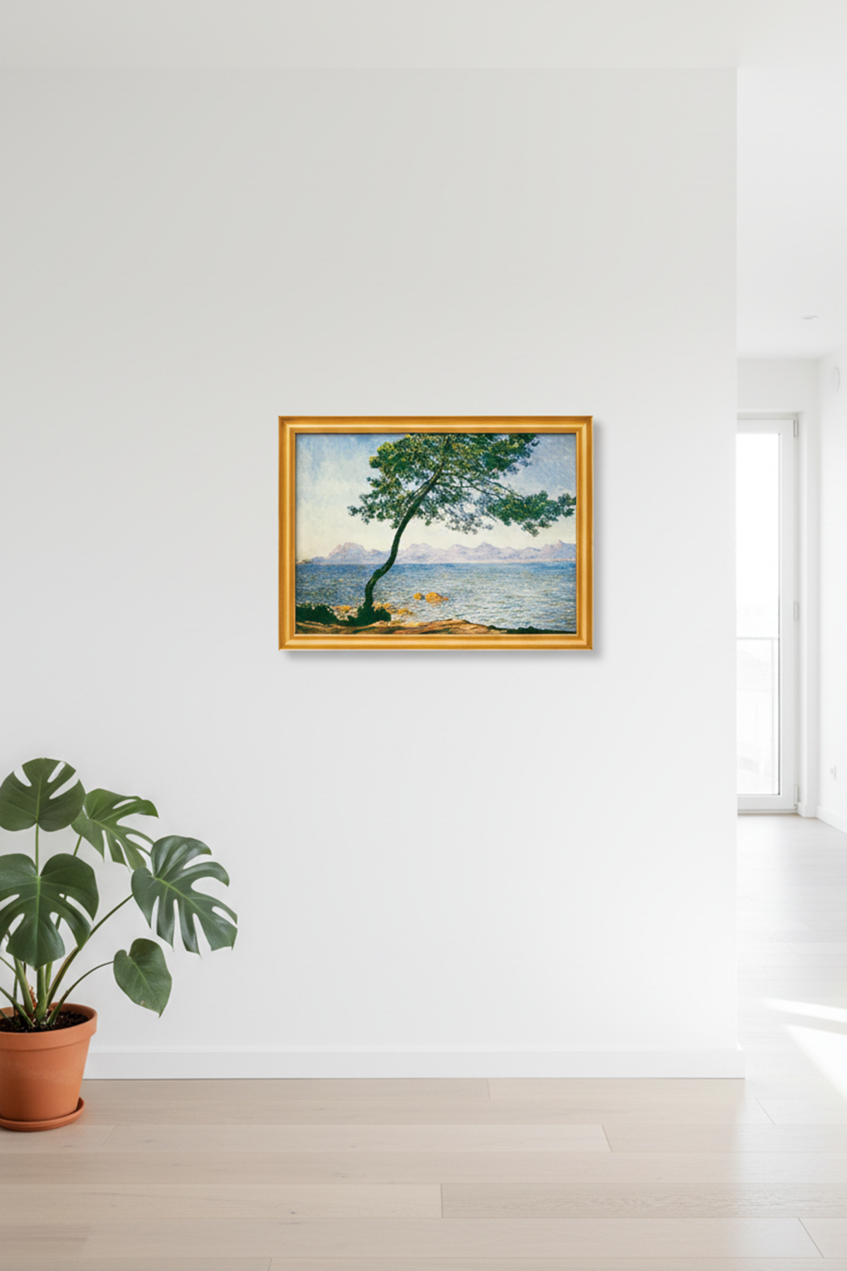 Ein gerahmtes Gemälde zeigt einen windgepeitschten Baum an einem Gewässer mit Bergen im Hintergrund unter einem blauen Himmel - hängend an einer Wohnzimmerwand mit Pflanze.
