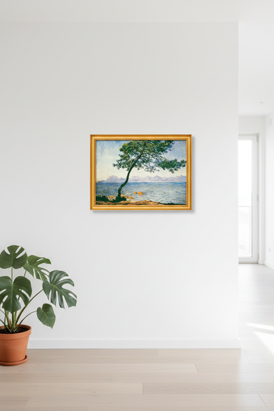 Ein gerahmtes Gemälde zeigt einen windgepeitschten Baum an einem Gewässer mit Bergen im Hintergrund unter einem blauen Himmel - hängend an einer Wohnzimmerwand mit Pflanze.